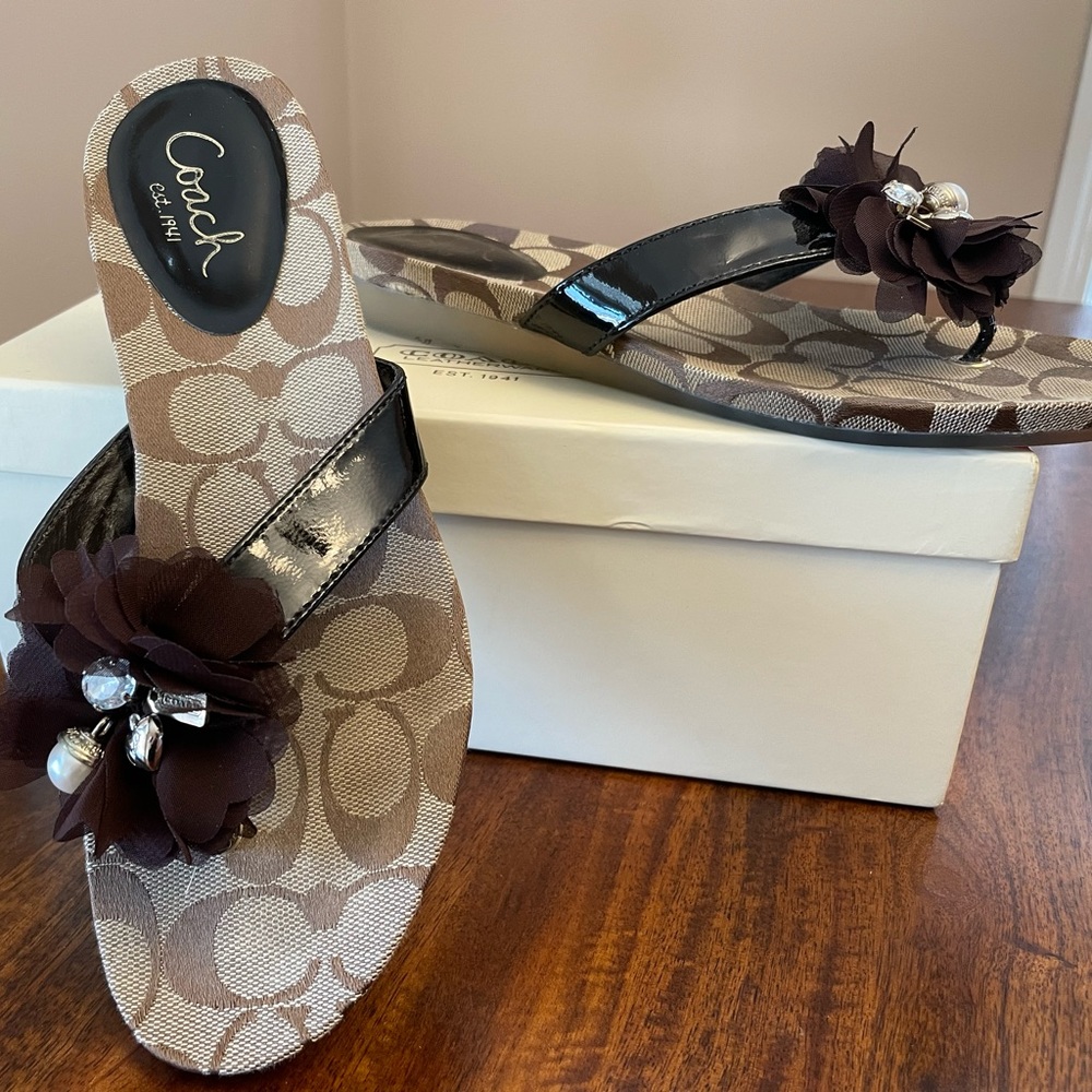 Coach Serenity Thong Sandals Khaki/Chestnut CC Logo Size 5.5